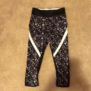 Cropped athletic pants. Black and white with mesh
